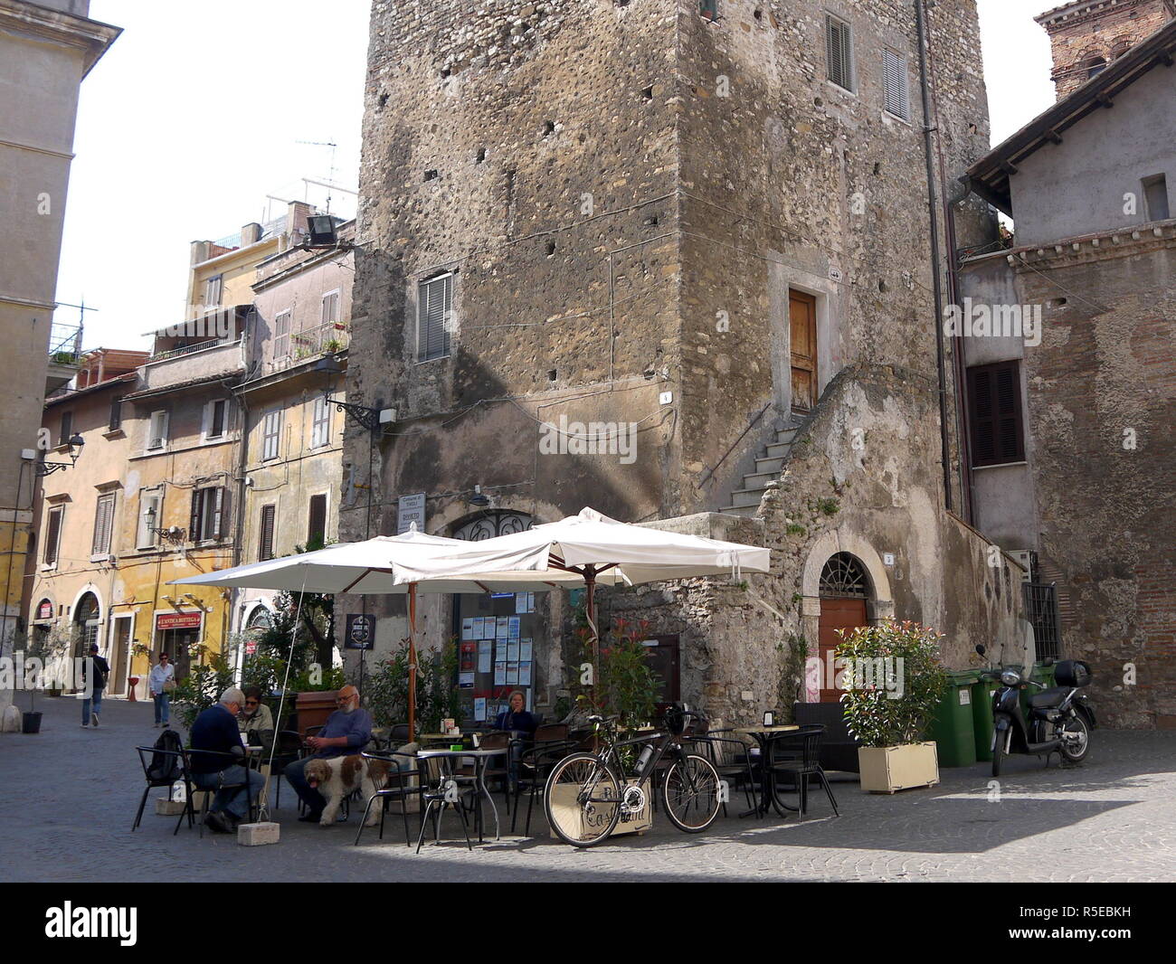 TIVOLI, ITALIE - 29 septembre 2017 : les gens et chien à un café sur la rue de la vieille ville de Tivoli tôt le matin Banque D'Images