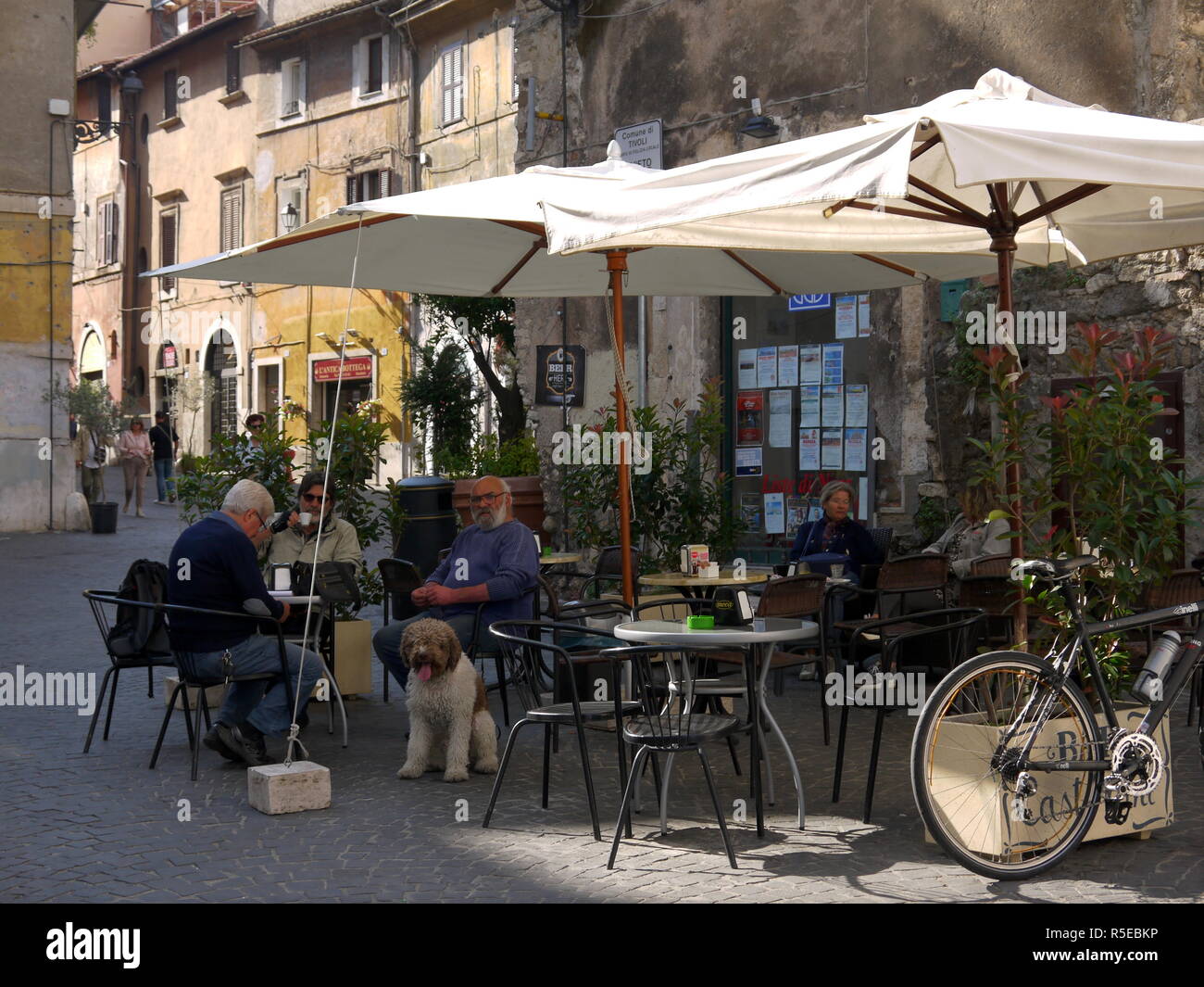 TIVOLI, ITALIE - 29 septembre 2017 : les gens et chien à un café sur la rue de la vieille ville de Tivoli tôt le matin Banque D'Images