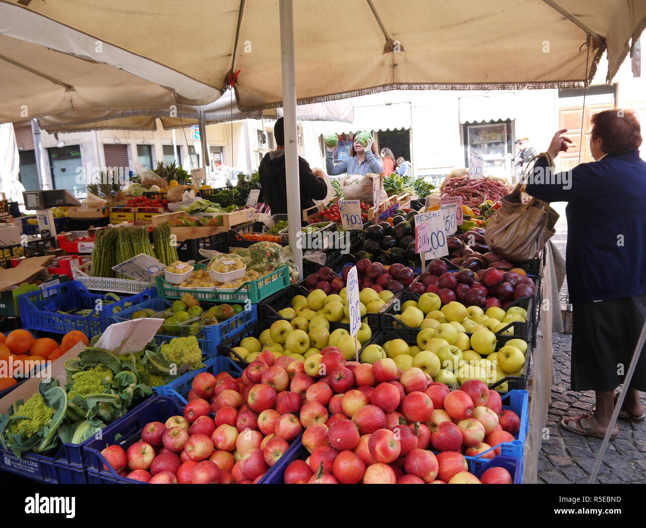 TIVOLI, ITALIE - 29 septembre 2017 : Frais et de belles fleurs, fruits et légumes au marché de l'agriculteur dans la place principale Piazza Plebiscito de Ti Banque D'Images