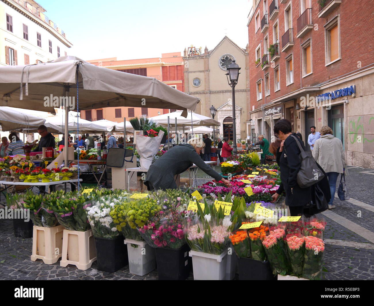 TIVOLI, ITALIE - 29 septembre 2017 : Frais et de belles fleurs, fruits et légumes au marché de l'agriculteur dans la place principale Piazza Plebiscito de Ti Banque D'Images