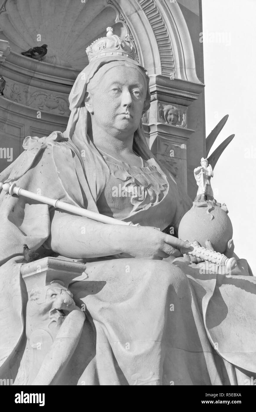 Victoria Memorial. L'immense statue en marbre de la reine Victoria, par Thomas Brock, est situé devant le palais de Buckingham dans le Mall, Londres, Royaume-Uni. Banque D'Images