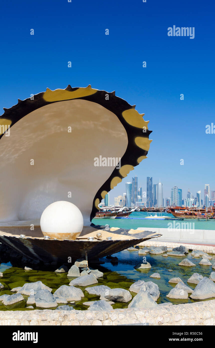 Qatar, Doha, Skyline et monument moderne Pearl Banque D'Images