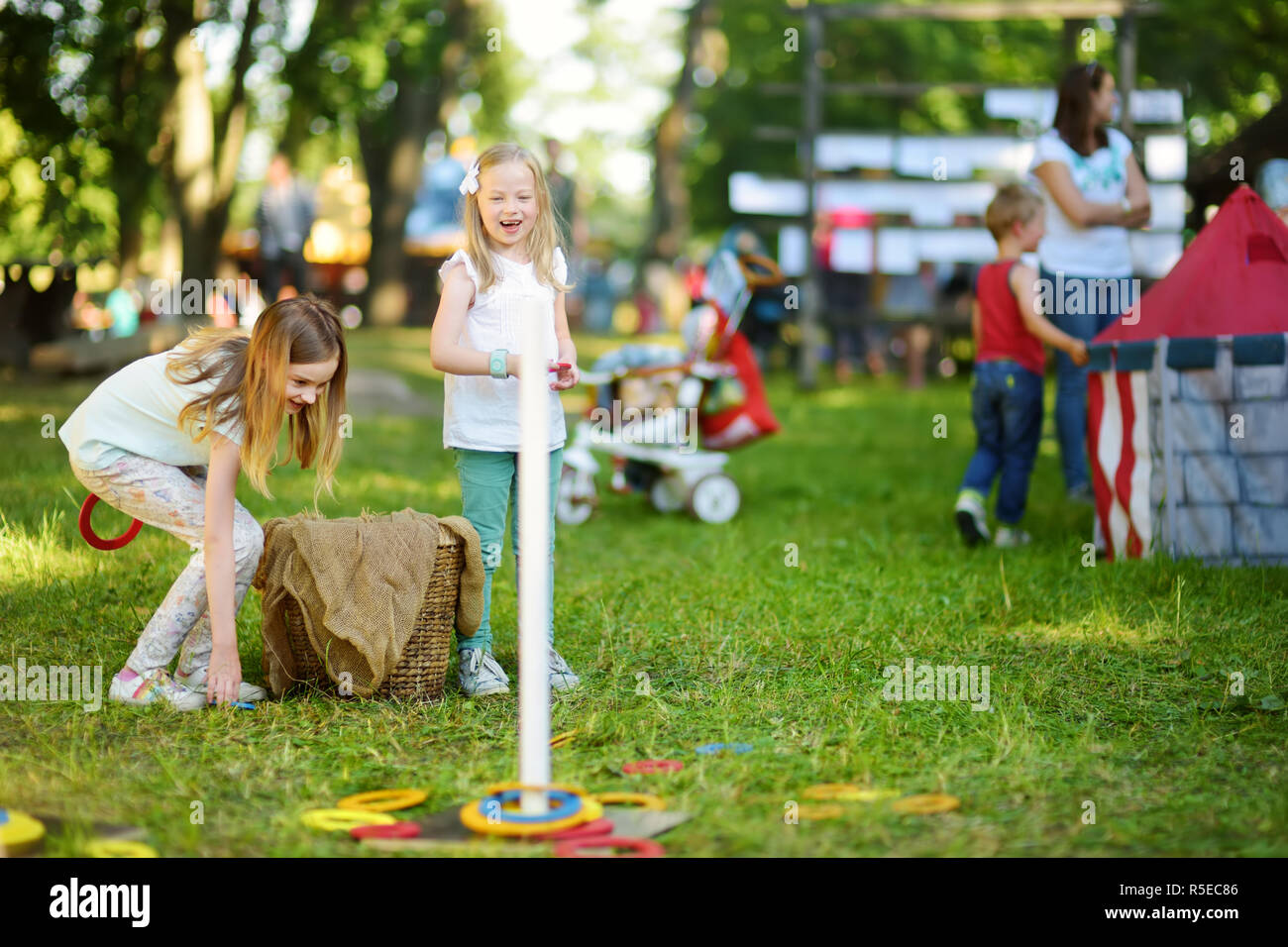 Enfants jouant ring toss jeu pendant la Fête médiévale annuelle, tenue à Trakai Castle péninsulaire. Ville médiévale de recréer l'esprit. Banque D'Images
