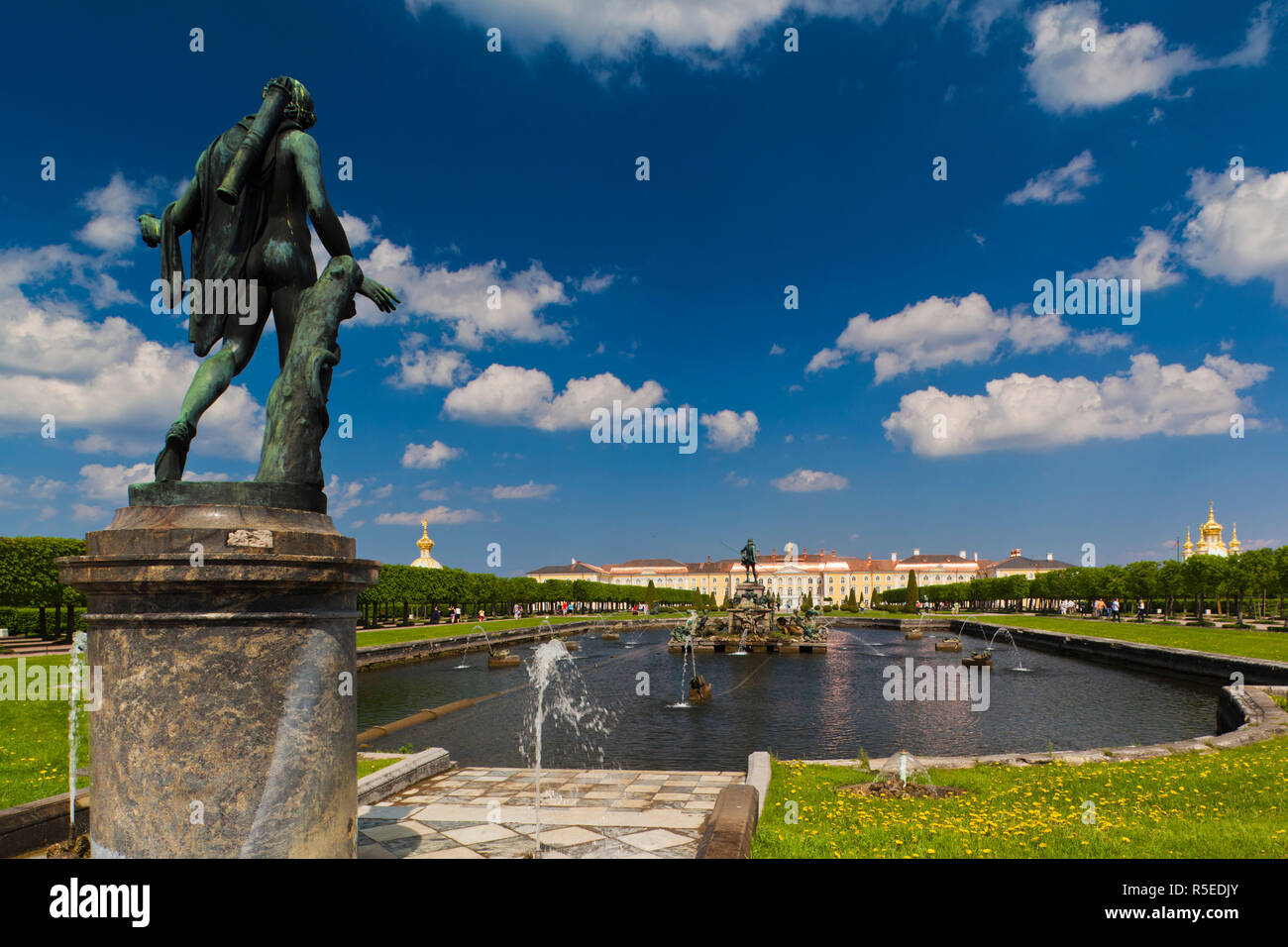 La Russie, Saint-Pétersbourg, Peterhof, Grand Palais Banque D'Images