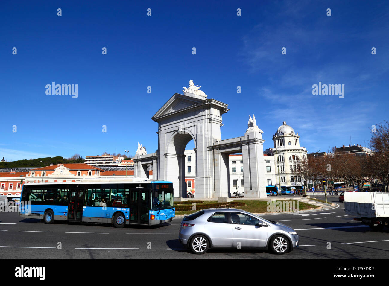 62 Nombre de bus public sur rond-point en face de la Puerta de San Vincente et Principe Pio, Madrid, Espagne Banque D'Images