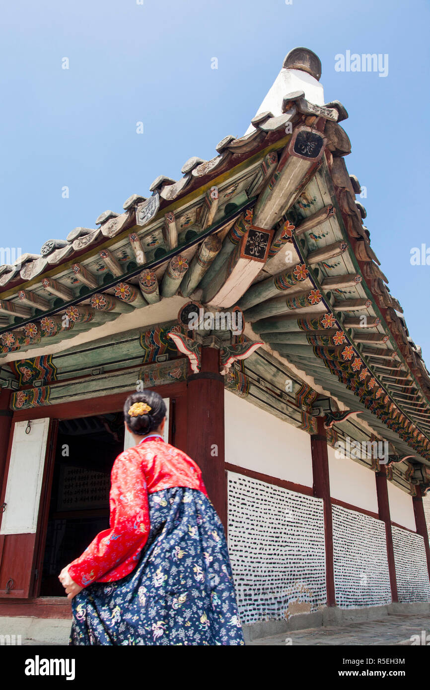 Peuples démocratique République populaire démocratique de Corée (RPDC), la Corée du Nord, de la ville de Kaesong, King Wang Kon's Mausoleum - femme en costume traditionnel coloré Banque D'Images