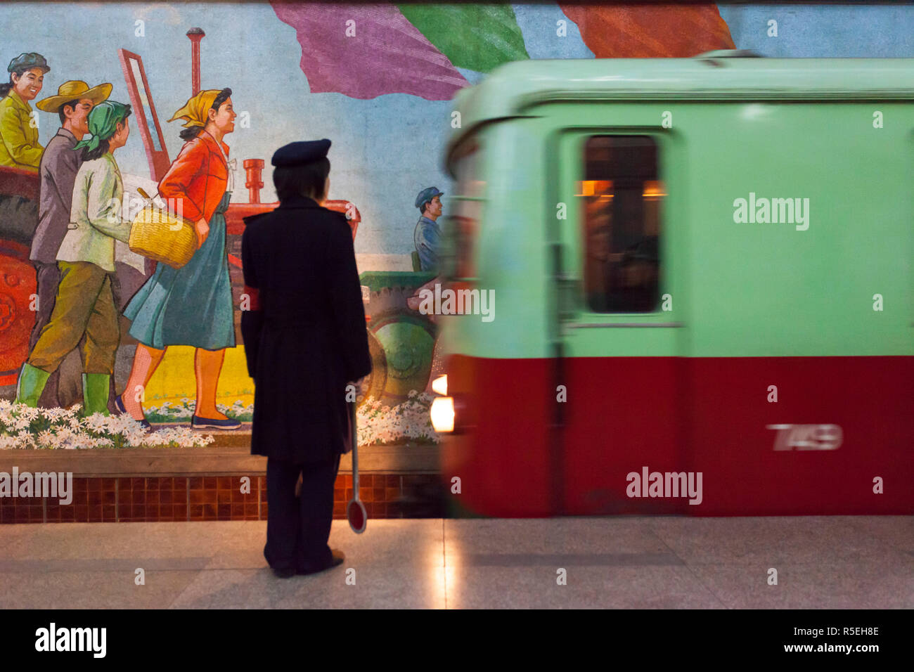 Peuples démocratique République populaire démocratique de Corée (RPDC), la Corée du Nord, Pyongyang, Punhung, une des nombreuses stations de métro à 100 mètres de profondeur sur le réseau métro de Pyongyang Banque D'Images