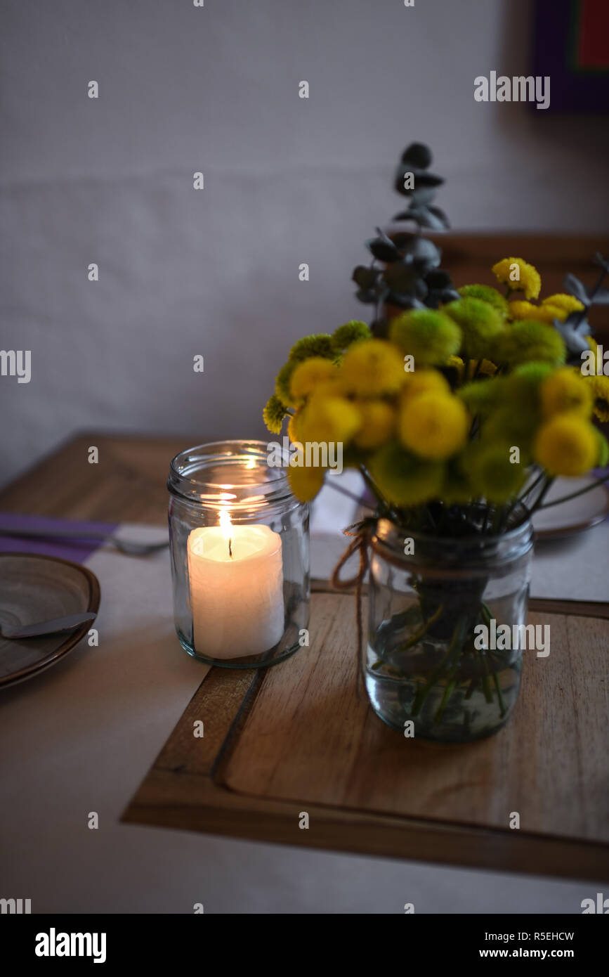 Fleurs et bougies sur table de restaurant, Salento, Colombie Banque D'Images