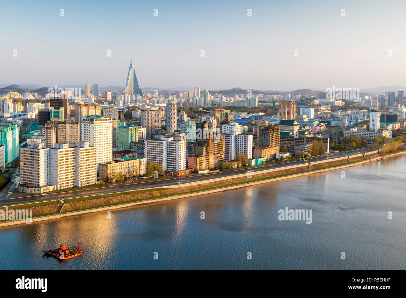 Peuples démocratique République populaire démocratique de Corée (RPDC), la Corée du Nord, Pyongyang, augmentation de la ville y compris l'hôtel Ryugyong et du fleuve Taedong Banque D'Images