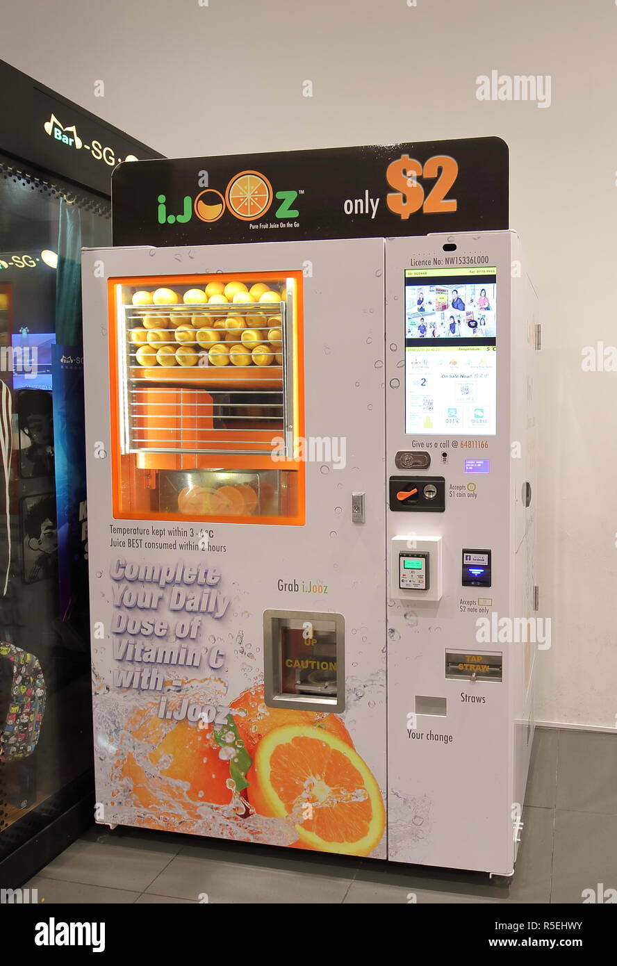Jus d'orange frais squeeze distributeur automatique à Singapour Photo Stock  - Alamy
