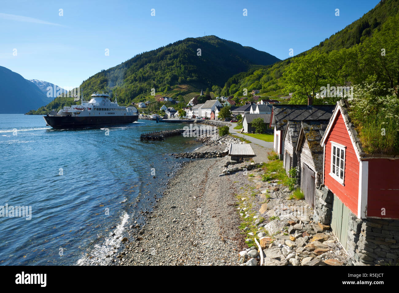 Le village pittoresque de Utne niché dans une petite baie dans l'idyllique Hardangerfjord, Norvège Banque D'Images