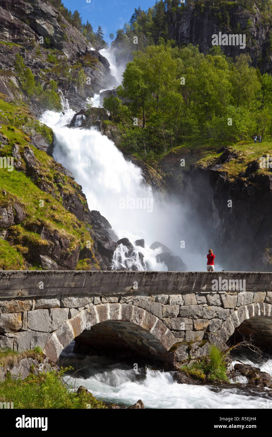 Un touriste prend des photos de la cascade, la Norvège Latefoss Banque D'Images