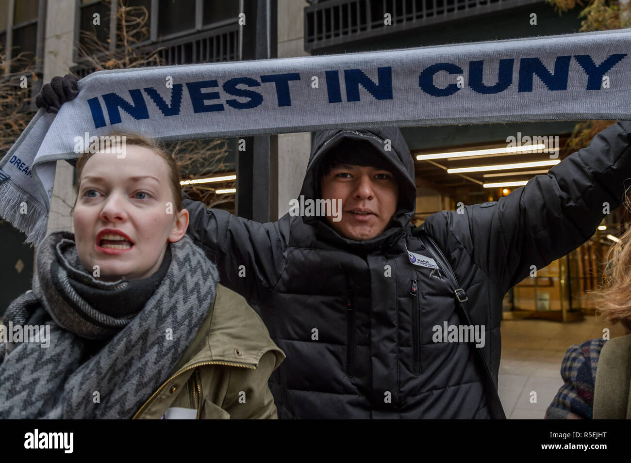 New York, États-Unis. 30Th Nov, 2018. CUNY les élèves, le personnel et les alliés se sont rassemblés à l'extérieur de la queue de Cisneros Siebert & Co. dans le centre-ville de Manhattan, pour protester contre le Conseil CUNY président du conseil d'administration Bill Thompson d'avoir approuvé l'accord de l'AC2 Amazon. Les étudiants appelé Bill Thompson de retirer son soutien à l'Amazone s'attaquer immédiatement et au lieu de défendre l'investissement des 2,7 milliards de dollars promis à l'entreprise d'être investis dans le système de l'université CUNY et ses élèves. Crédit : Erik McGregor/Pacific Press/Alamy Live News Banque D'Images