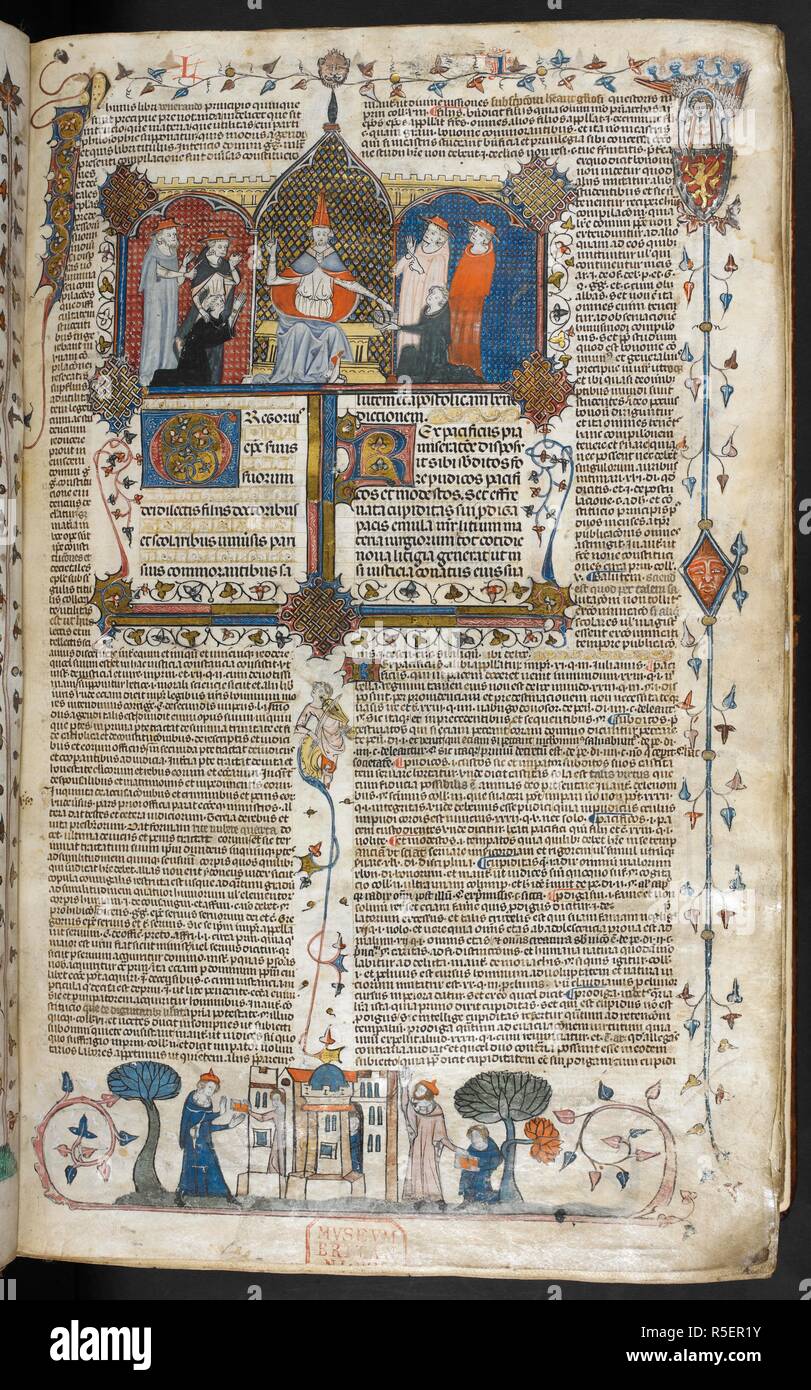 Miniature de la pape et cardinaux, d'un bas-de-page scène de personnes à l'extérieur d'un bâtiment. Décrétales de Grégoire IX avec glossa ordinaria (le 'Smithfield décrétales'). La France, S. (Toulouse), dernier quart du 13e siècle ou au 1er trimestre de la 14e siècle. Source : Royal 10 E. IV, f.4. Langue : le latin. Auteur : Raymond de PeÃ±afort, éditeur. Bernard de Parme, glossator. Banque D'Images