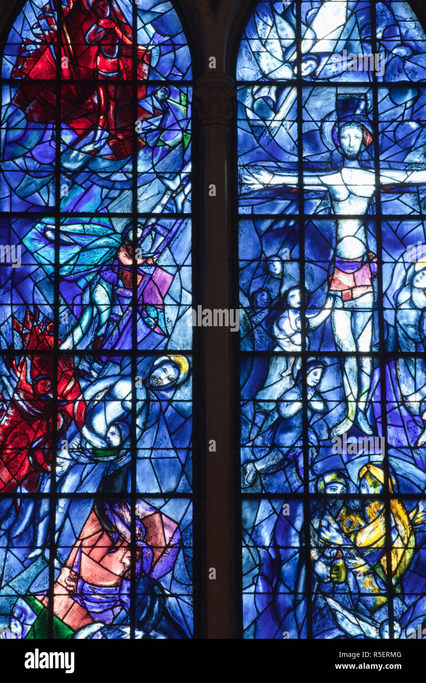 France, Champagne, Reims, Cathédrale de Reims, le vitrail représentant Abraham et le Christ par Marc Chagall Banque D'Images