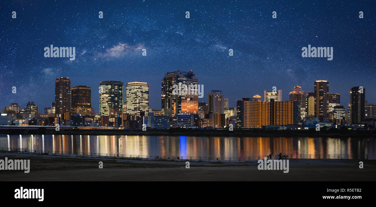 Bâtiment panoramique de nuit dans la ville d'Osaka avec ciel étoilé Banque D'Images