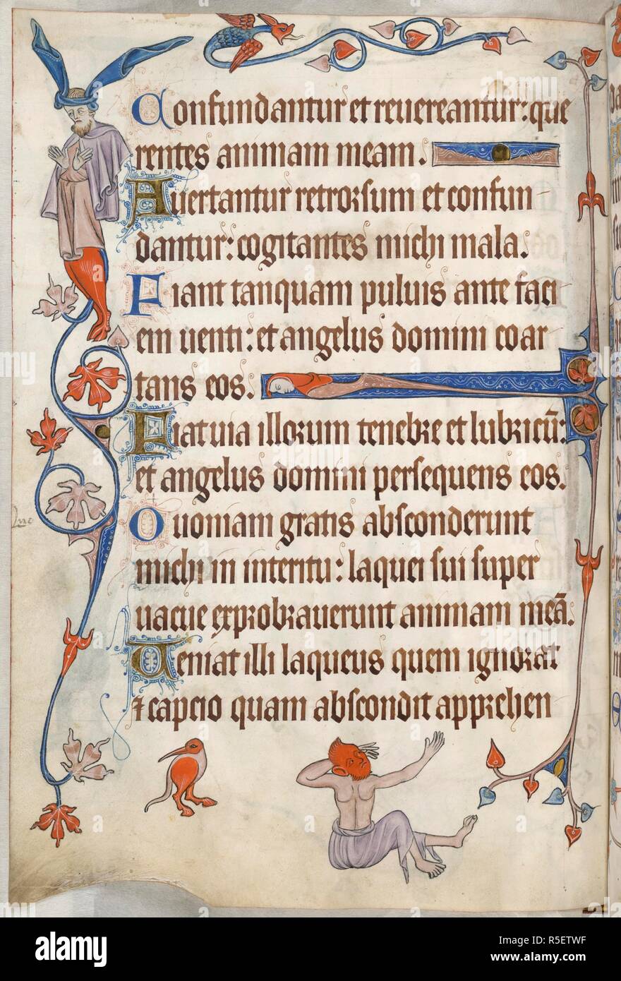 Psaume 34 ; grotesques. Luttrell Psalter. L'Angleterre [East Anglia] ; années 1325-1335. Ensemble folio. Psaume 34. Décoration à la frontière avec les grotesques ; un homme avec le haut du corps d'un homme barbu portant un manteau de mi-longueur et un tissu bleu nouée autour de la tête avec deux festons de drapés ondulant au-dessus de sa tête, et l'arrière-train d'une bête avec des sabots fourchus. Dans la marge inférieure, un petit oiseau grotesque, et une figure masculine avec une tête de démon, qui siège avec le dos tourné, les jambes tendues devant lui, et son bras levé pour protéger son visage. Image tirée du Luttrell Psalter. A l'origine produ Banque D'Images