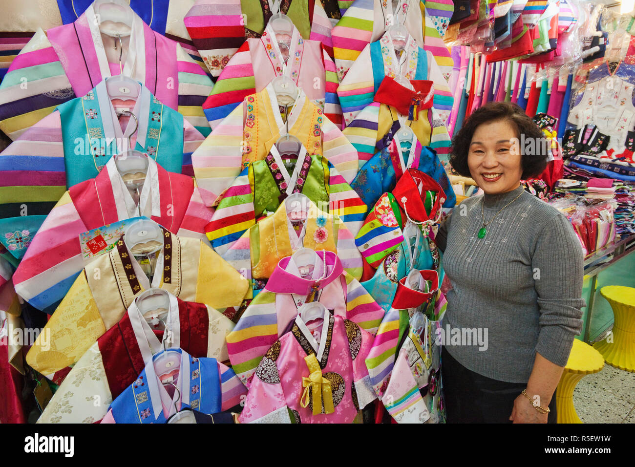 La Corée du Sud, Séoul, le Marché Namdaemun, l'affichage des robes Hanbok sud-coréen Banque D'Images