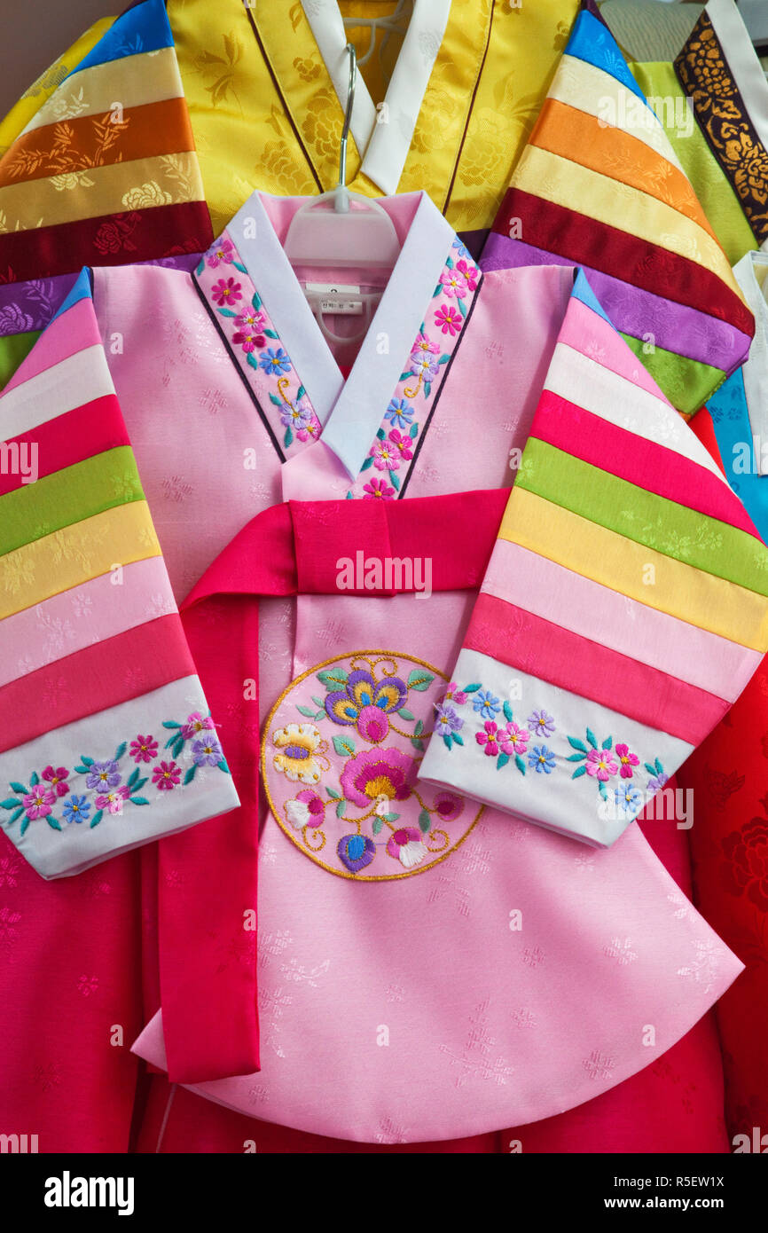 La Corée du Sud, Séoul, le Marché Namdaemun, l'affichage des robes Hanbok sud-coréen Banque D'Images