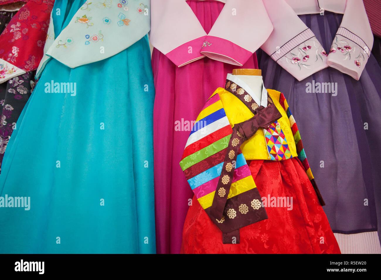 La Corée du Sud, Séoul, le Marché Namdaemun, l'affichage des robes Hanbok sud-coréen Banque D'Images