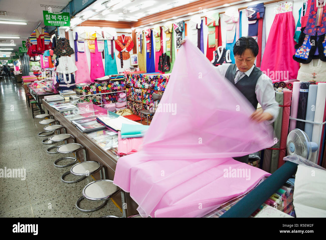 La Corée du Sud, Séoul, le marché de Dongdaemun, boutique de robes 25 Juin 1950 : la Corée du Sud Banque D'Images