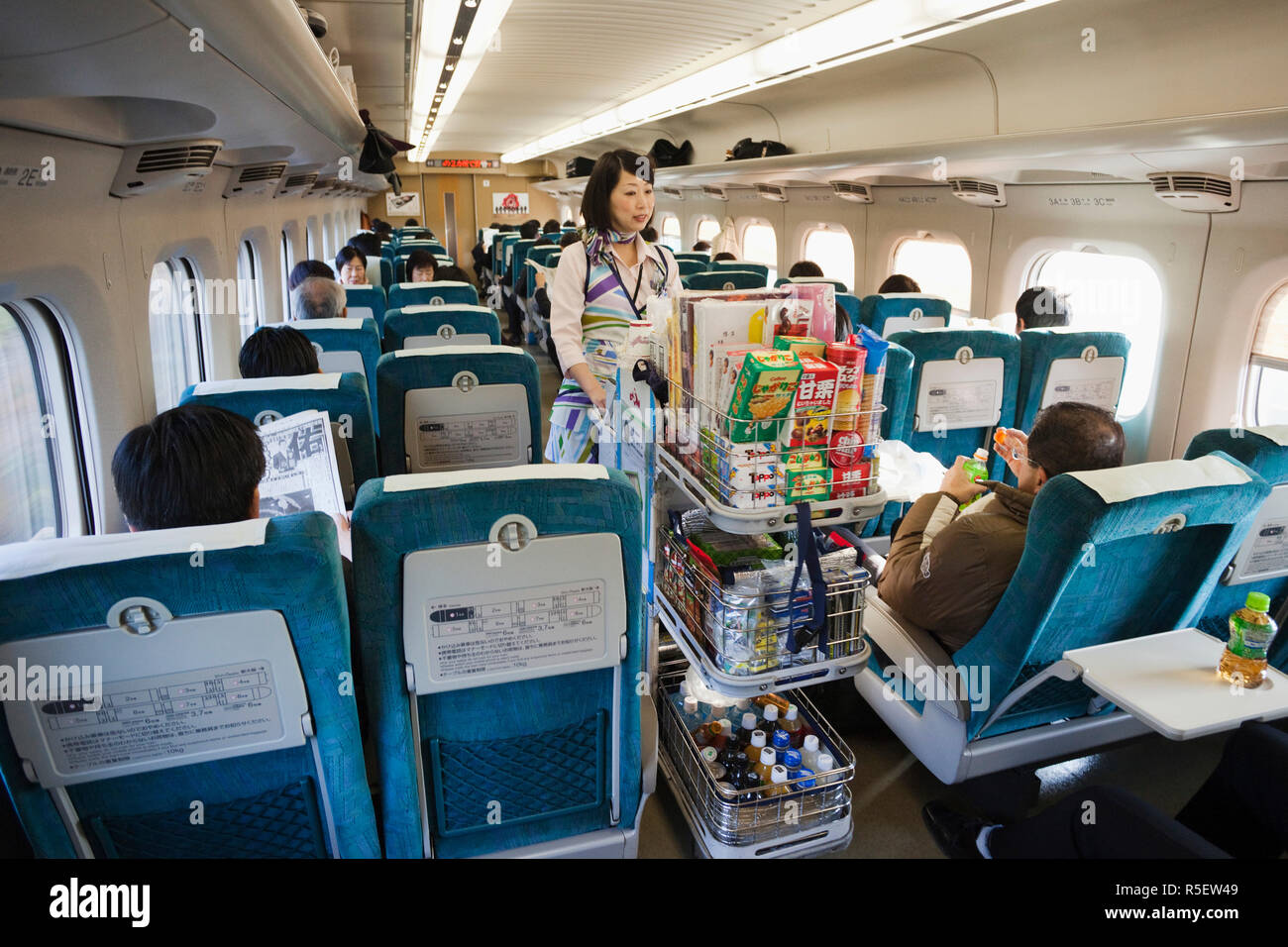 Le Japon, de l'intérieur train Shinkansen, femme Snack-vendeur Banque D'Images