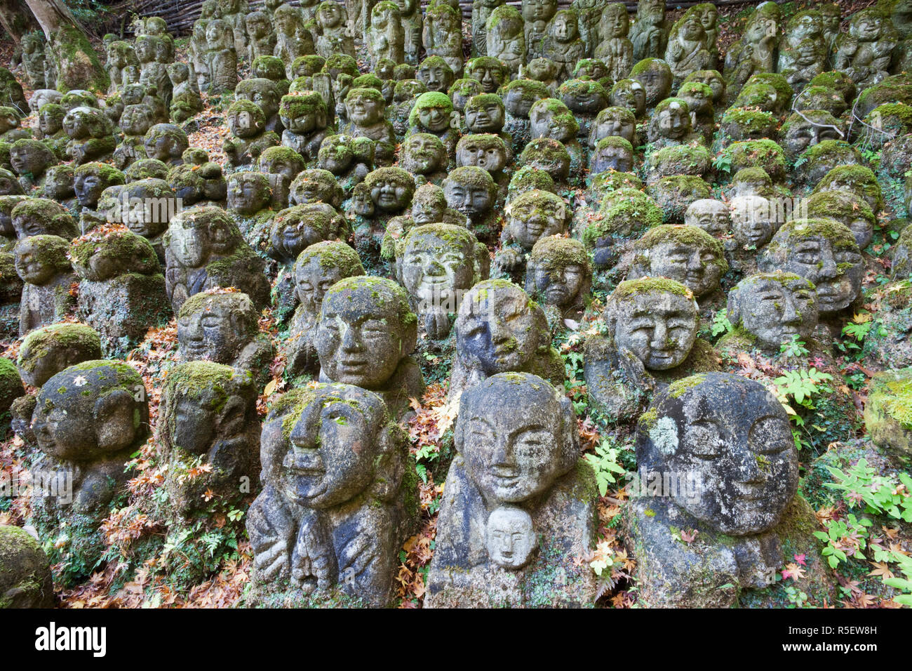 Le Japon, Kyoto, de Arashiyama, Otagi Nembutsu-ji, pierres de Figures de Rakan, disciples de Shaka le fondateur du bouddhisme Banque D'Images