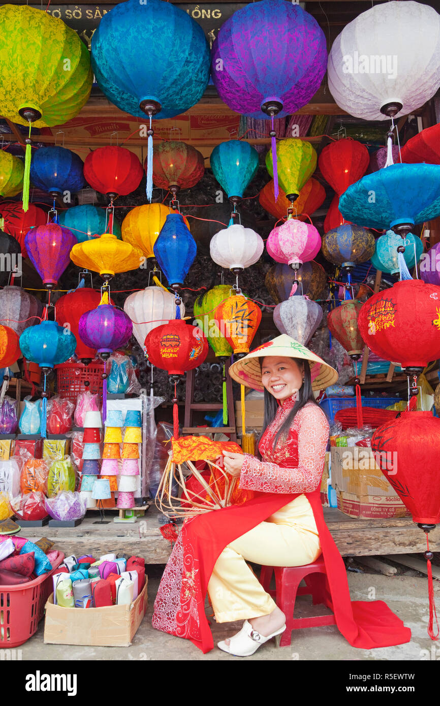 Vietnam, Hoi An, la vieille ville, fille de faire des lanternes en papier (MR) Banque D'Images