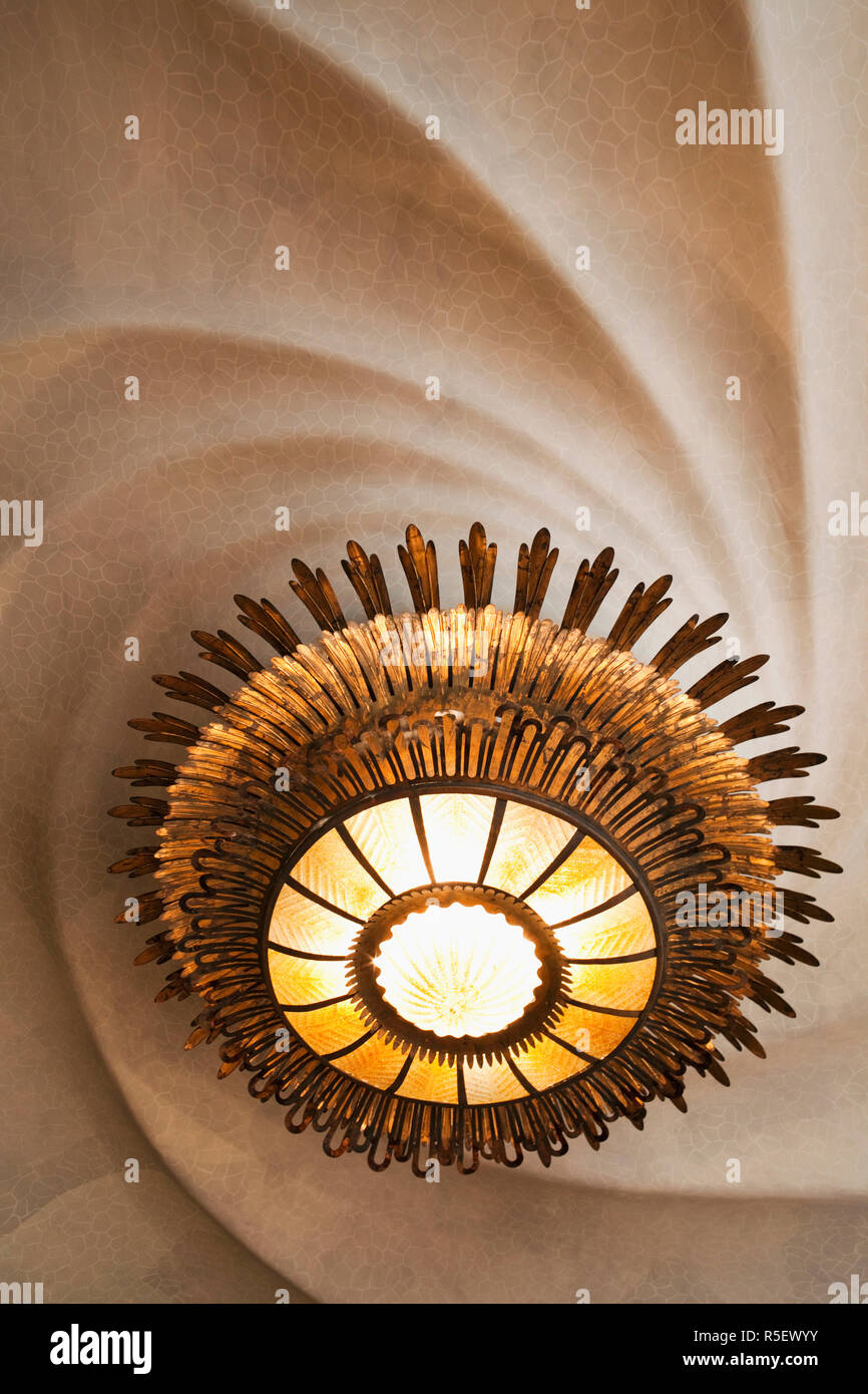 Espagne, Barcelone, Casa Batllo, Lumière et modèle de plafond Banque D'Images