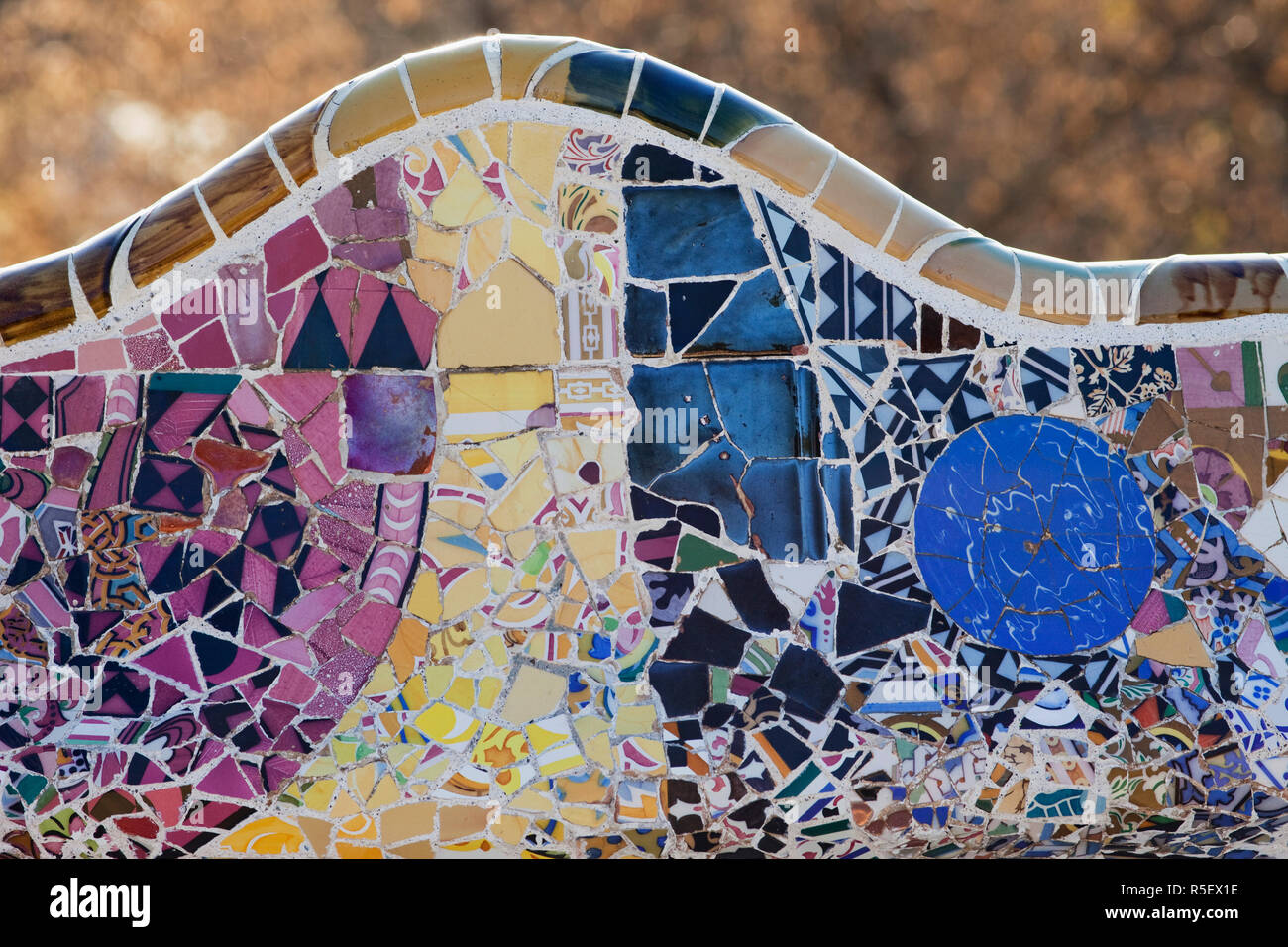 Espagne, Barcelone, Parc Guell, détail de la mosaïque de la terrasse ensoleillée pour Banque D'Images