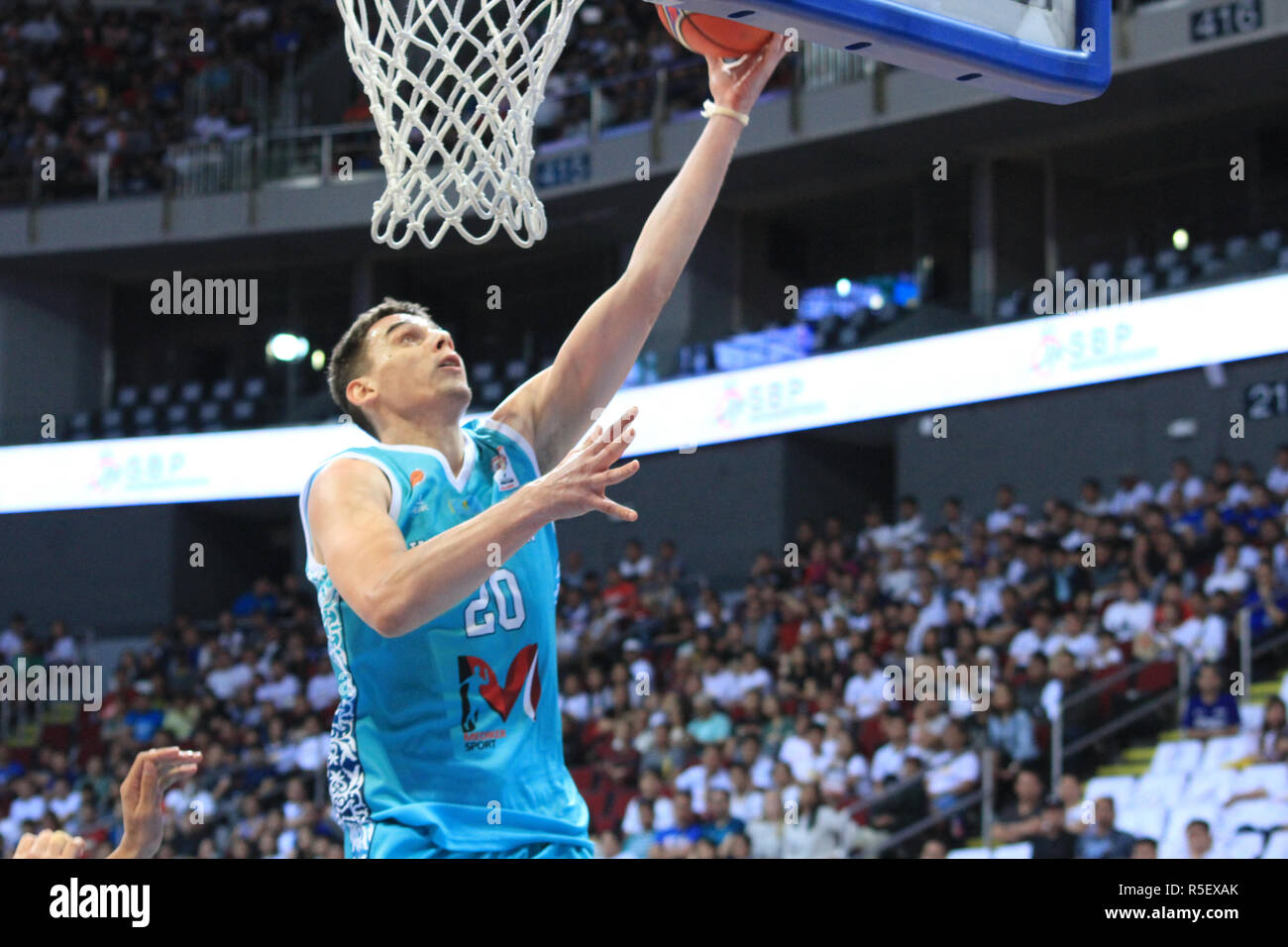 Pasay City, Philippines. 30Th Nov, 2018. Anton Bykov (20, Bleu) incendié aux Philippines pour 20 points lors de leur match de la FIBA. Crédit : Dennis Jerome Acosta/ Pacific Press/Alamy Live News Banque D'Images