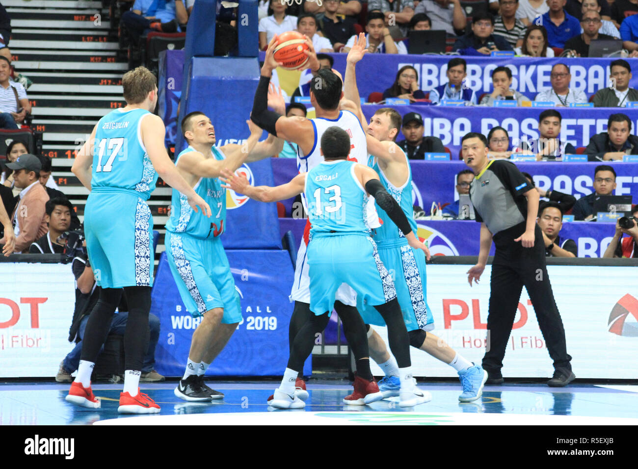 Pasay City, Philippines. 30Th Nov, 2018. Junemar Fajardo (15, blanc) est entouré par quatre joueurs Kazakh (bleu) lors de leur match de la FIBA. Crédit : Dennis Jerome Acosta/ Pacific Press/Alamy Live News Banque D'Images