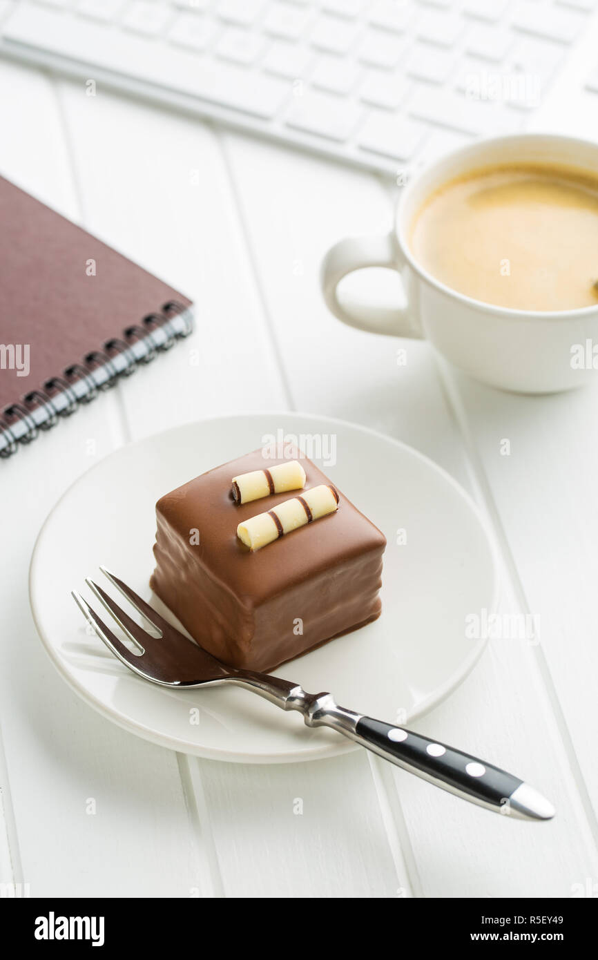 Pause pour le café et dessert sucré. Banque D'Images
