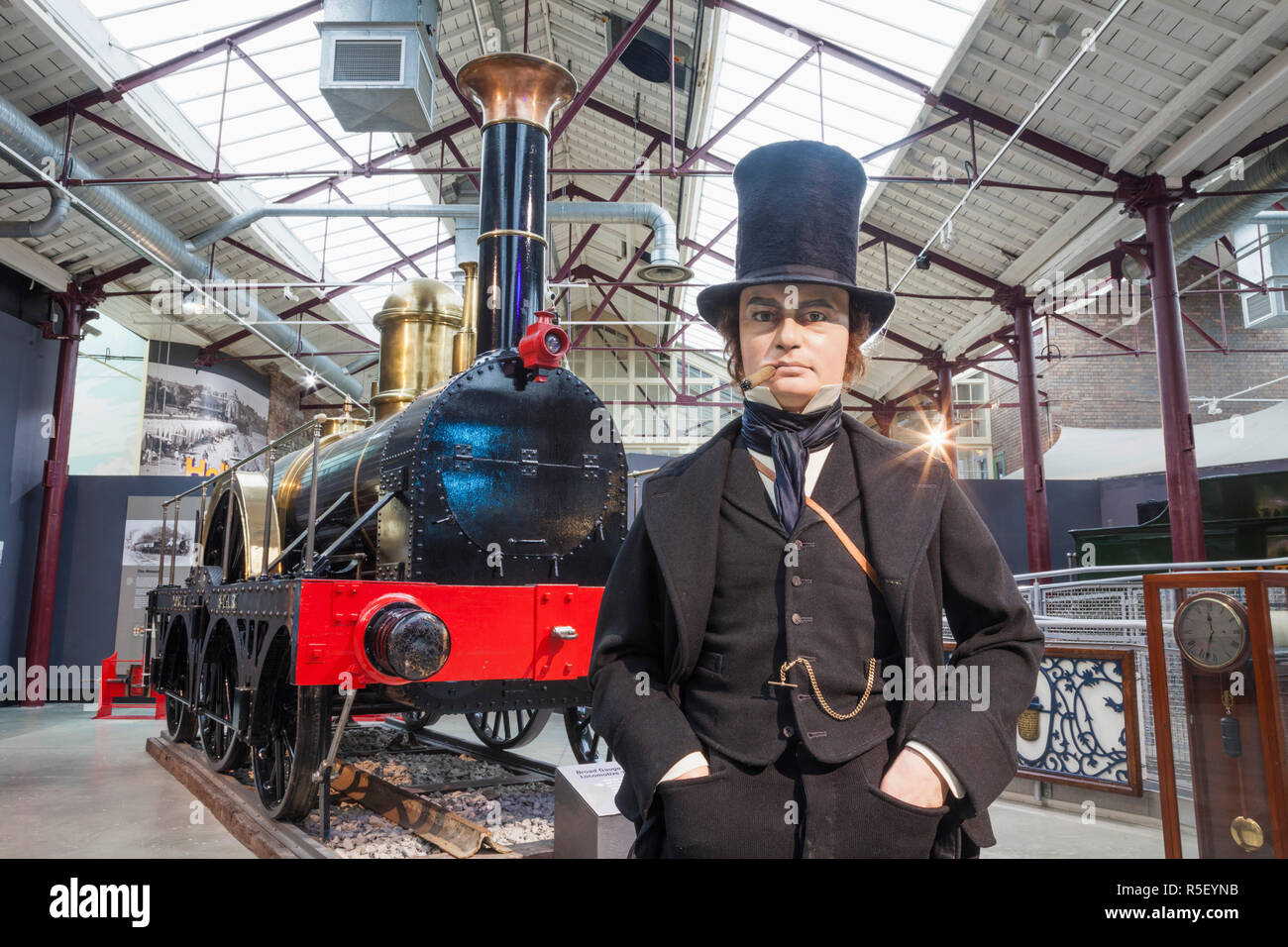 L'Angleterre, dans le Wiltshire, Swindon, Great Western Railway Museum aka la vapeur, Statue d'Isambard Kingdom Brunel et réplique d'une locomotive large North Star Banque D'Images