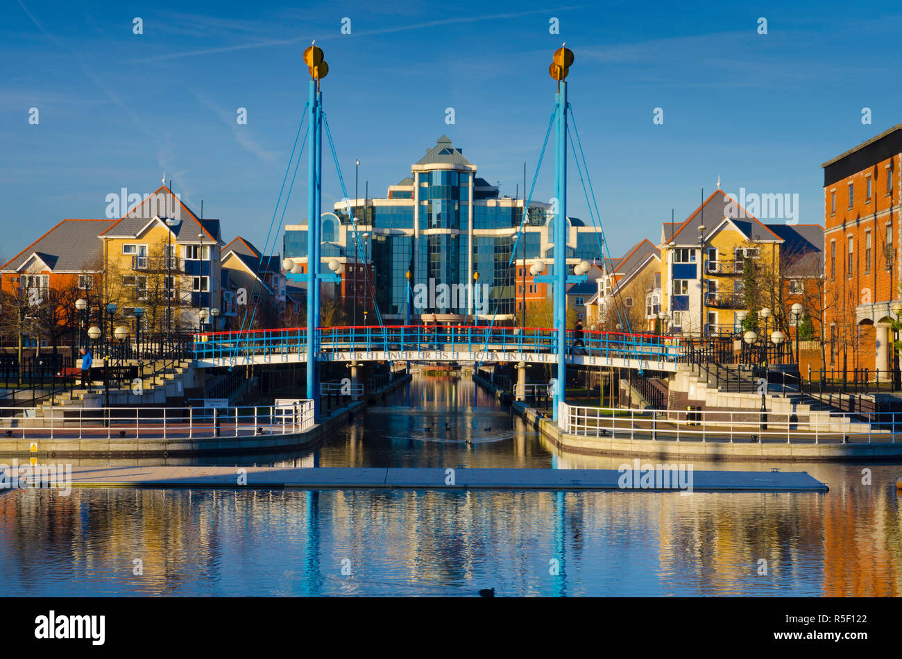 Royaume-uni, Angleterre, Greater Manchester, Salford, Salford Quays, Victoria Building le long du Canal de navigateurs Banque D'Images