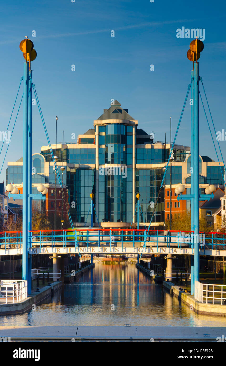 Royaume-uni, Angleterre, Greater Manchester, Salford, Salford Quays, Victoria Building le long du Canal de navigateurs Banque D'Images