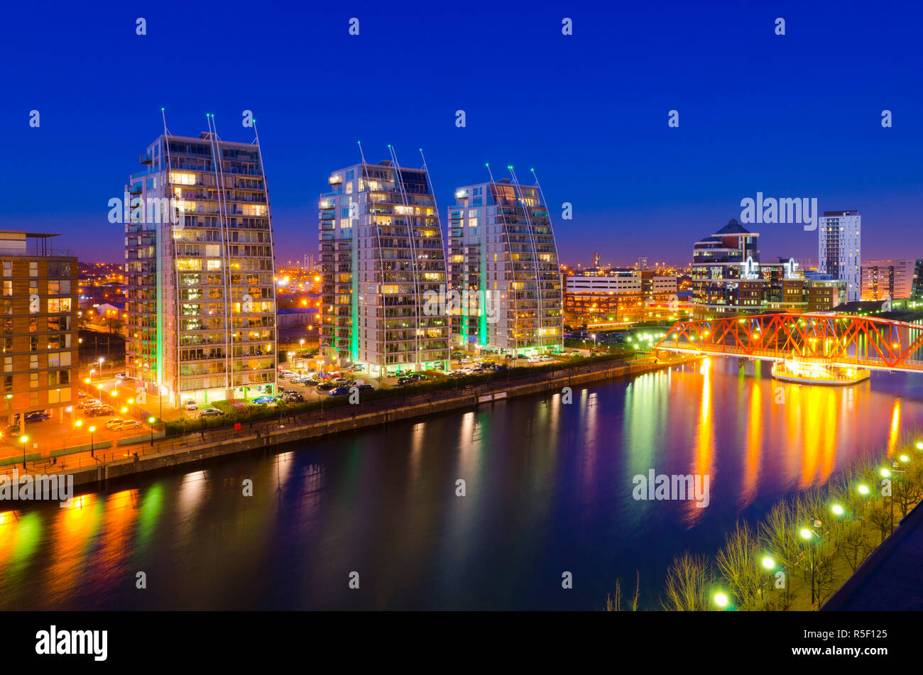 Royaume-uni, Angleterre, Greater Manchester, Salford, Salford Quays, Huron, bassin Bâtiments NV Banque D'Images