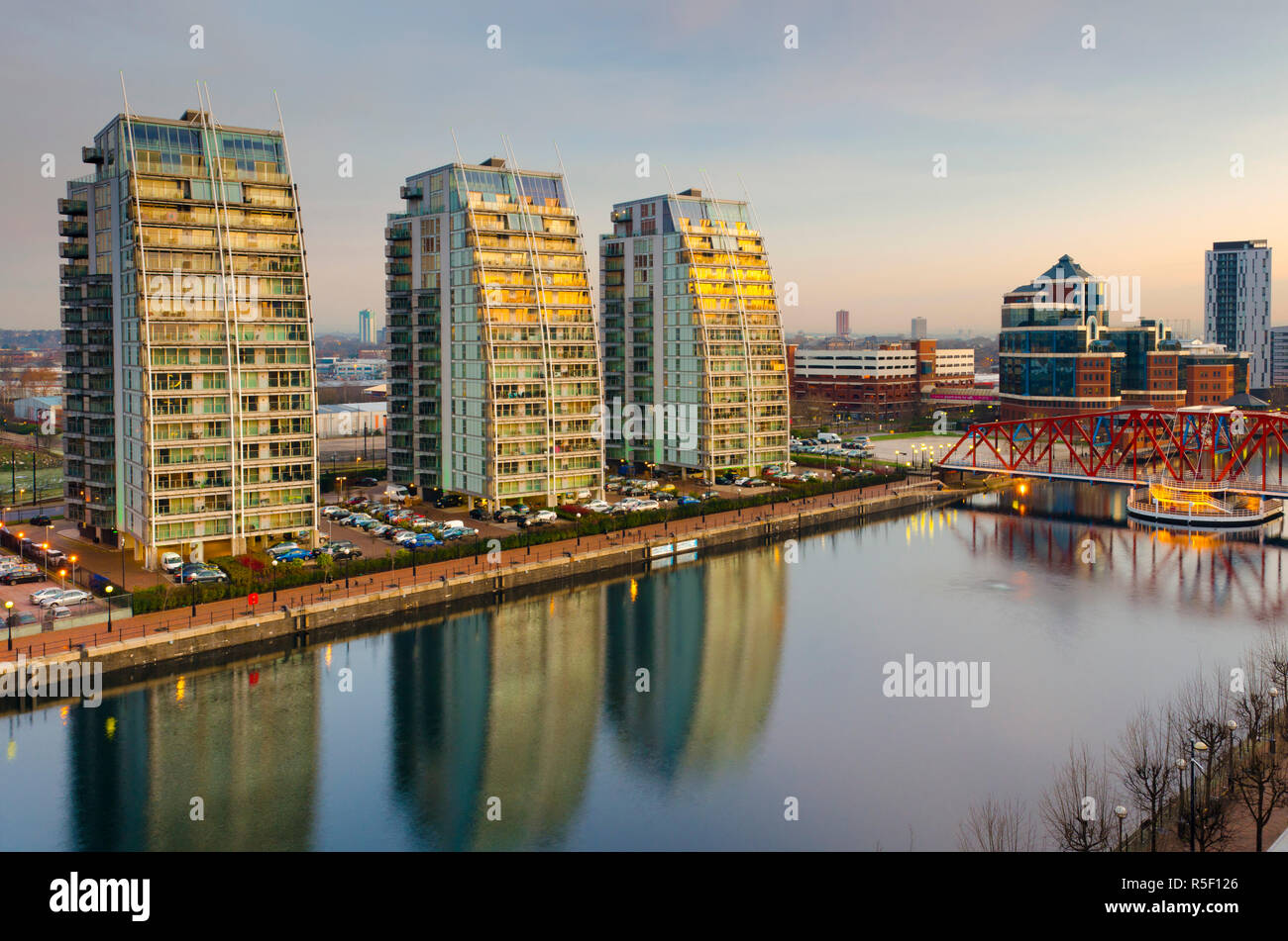 Royaume-uni, Angleterre, Greater Manchester, Salford, Salford Quays, Huron, bassin Bâtiments NV Banque D'Images