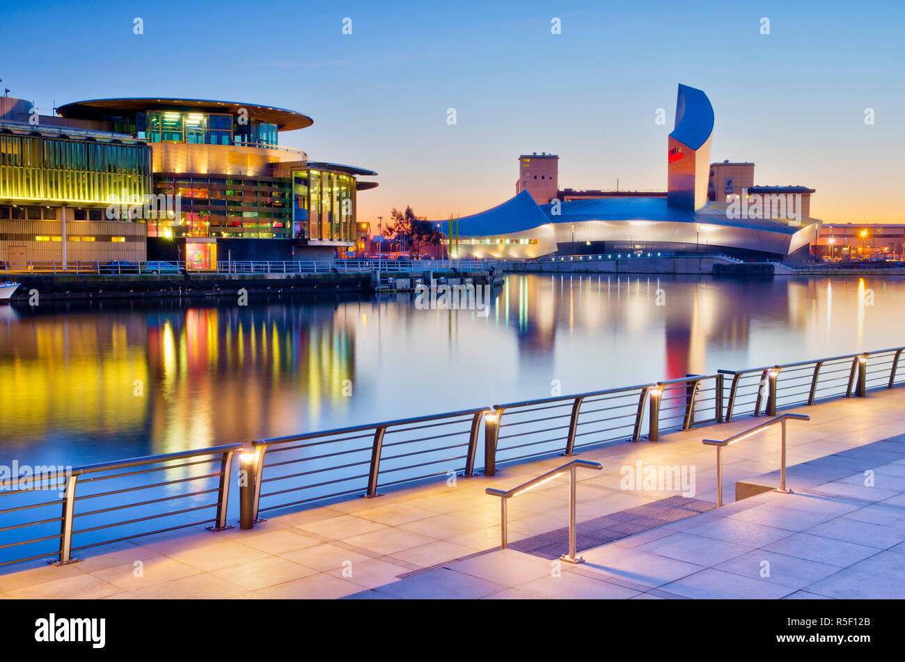 Royaume-uni, Angleterre, Greater Manchester, Salford, Salford Quays, Imperial War Museum North avec le Lowry's Quays Theatre à gauche Banque D'Images