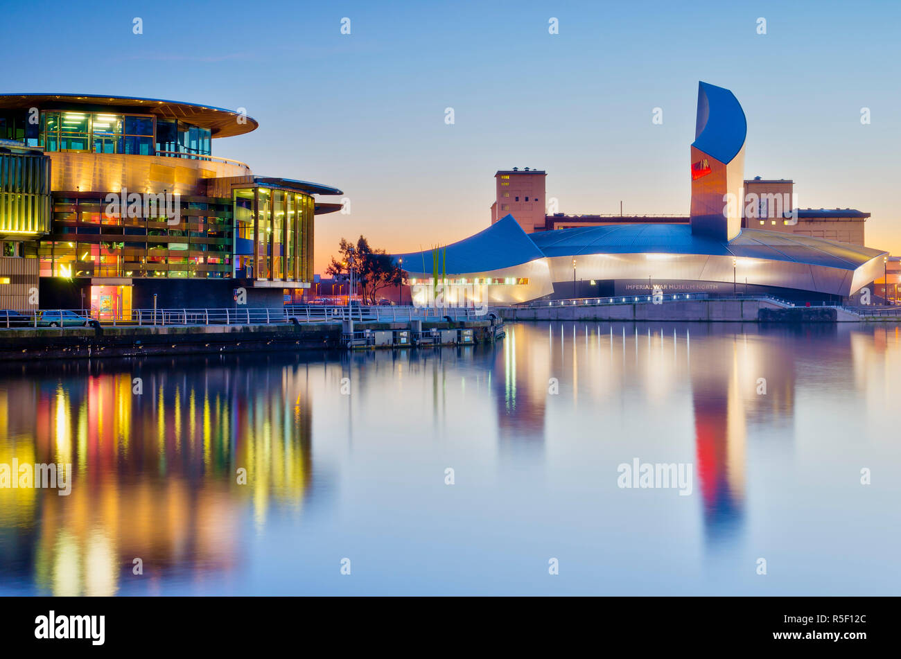 Royaume-uni, Angleterre, Greater Manchester, Salford, Salford Quays, Imperial War Museum North avec le Lowry's Quays Theatre à gauche Banque D'Images