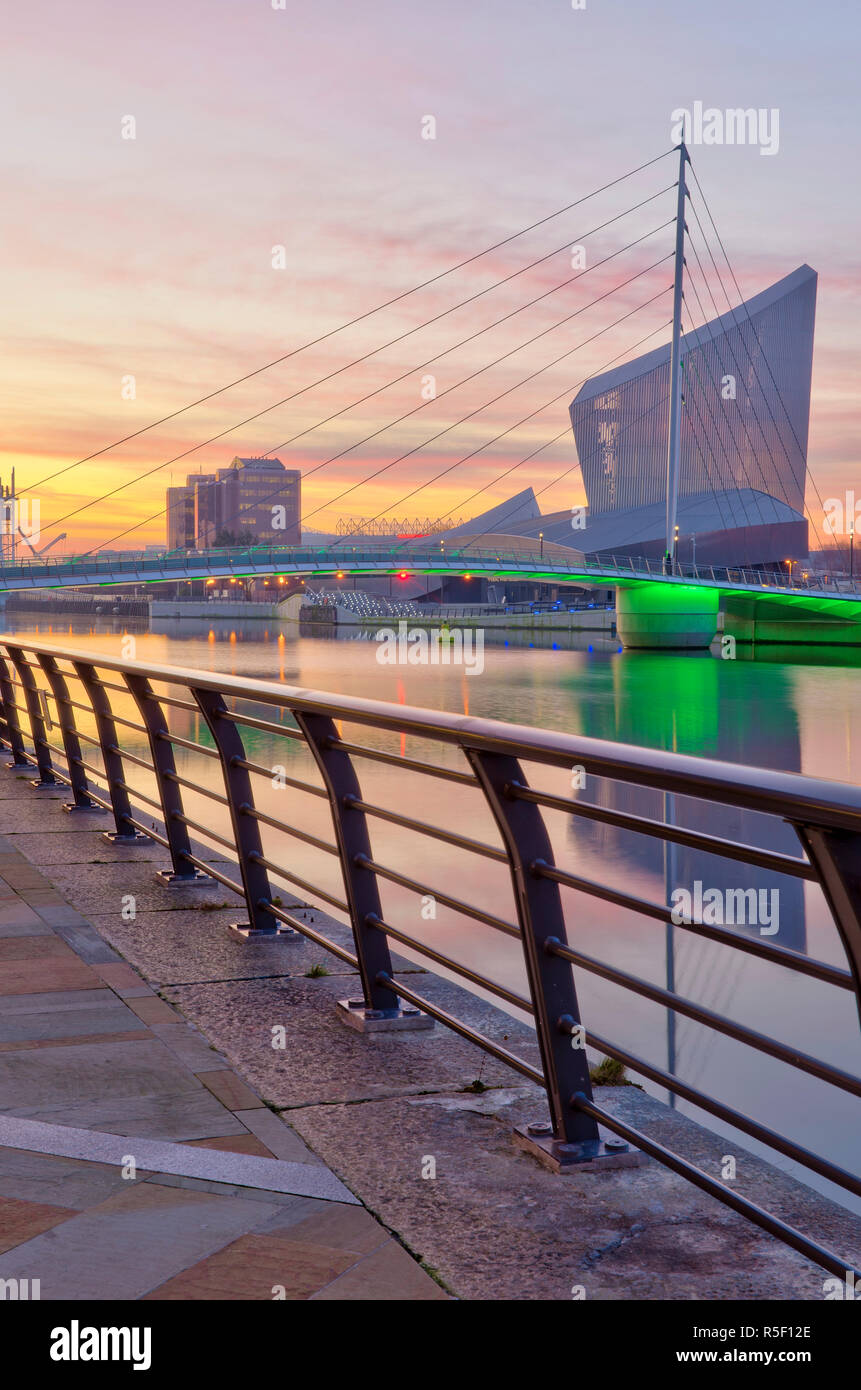 Royaume-uni, Angleterre, Greater Manchester, Salford, Salford Quays, Imperial War Museum North et passerelle MediaCityUK Banque D'Images