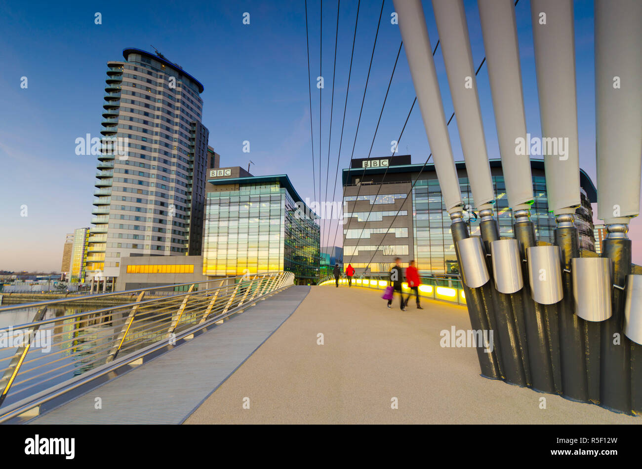 Royaume-uni, Angleterre, Greater Manchester, Salford, Salford Quays, North Bay, MediaCityUK, logement BBC, et Passerelle MediaCityUK Banque D'Images