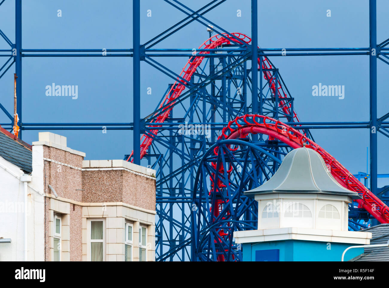 Royaume-uni, Angleterre, dans le Lancashire, Blackpool, Big Dipper Roller Coaster et maisons Banque D'Images