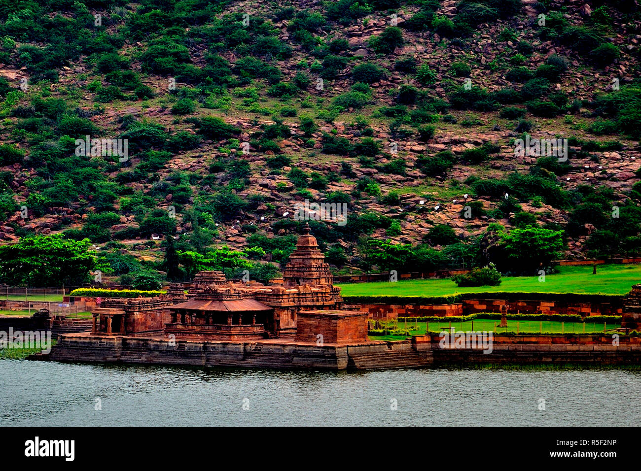 Temple près de Badami grottes, Badami, Bagalkot, Karnataka, Inde Banque D'Images