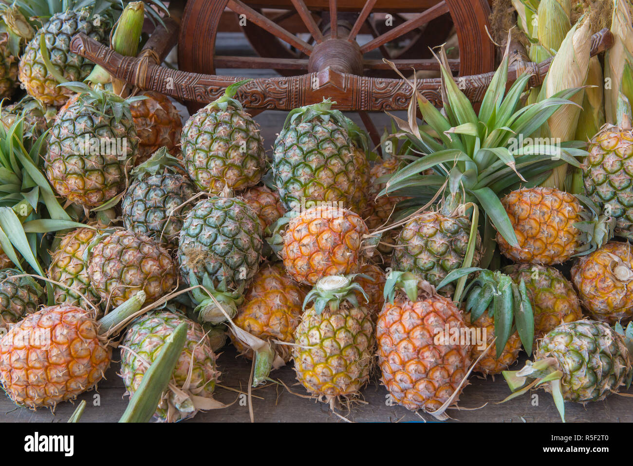 De fruits frais ananas sur le marché Banque D'Images