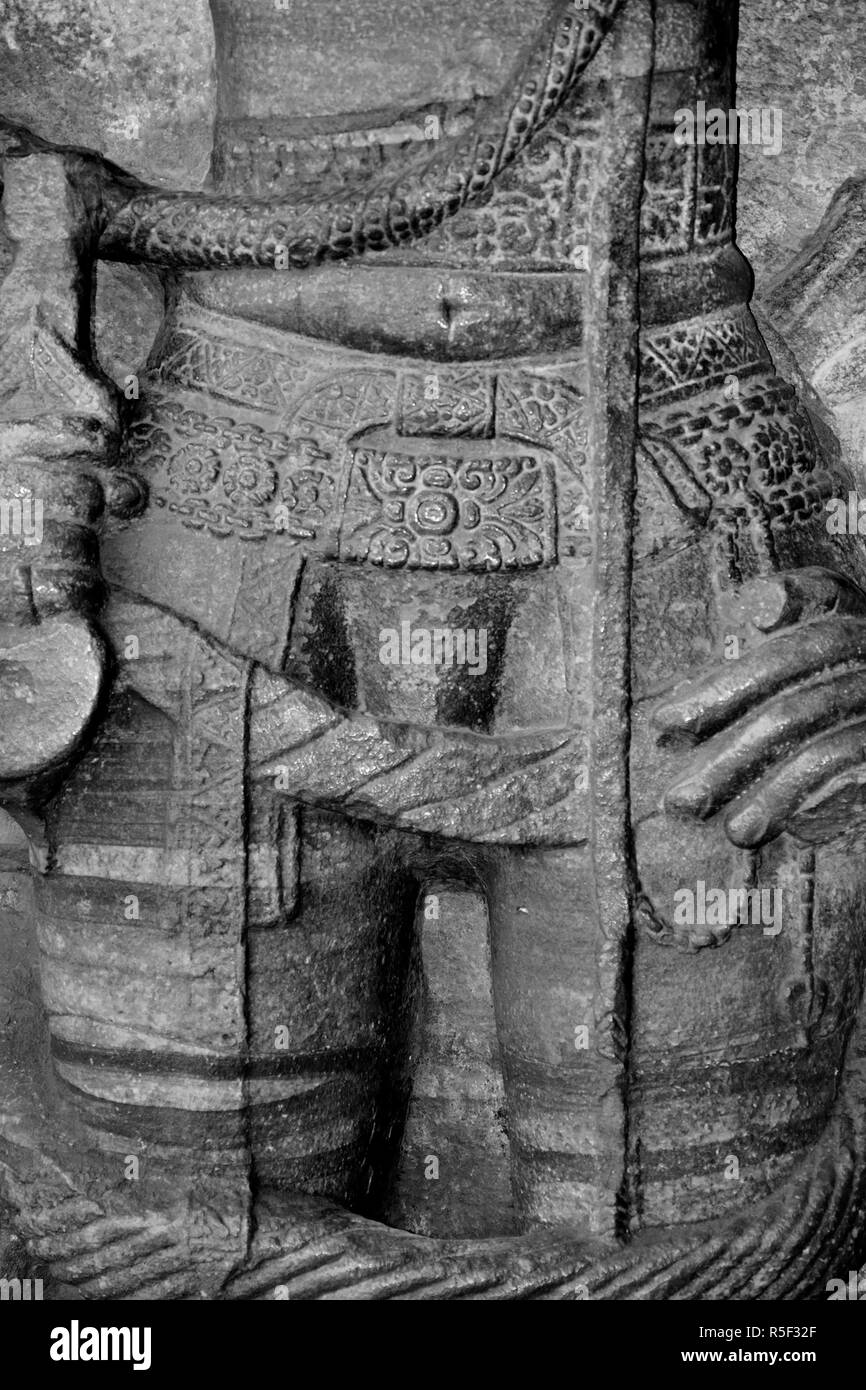 Idoles sculptées sur le mur intérieur des temples des grottes de Badami, Bagalkot, Karnataka, Inde Banque D'Images