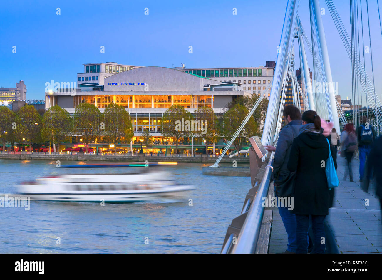 Royaume-uni, Angleterre, Londres, Royal Festival Hall de Hungerford Pont sur la Tamise Banque D'Images
