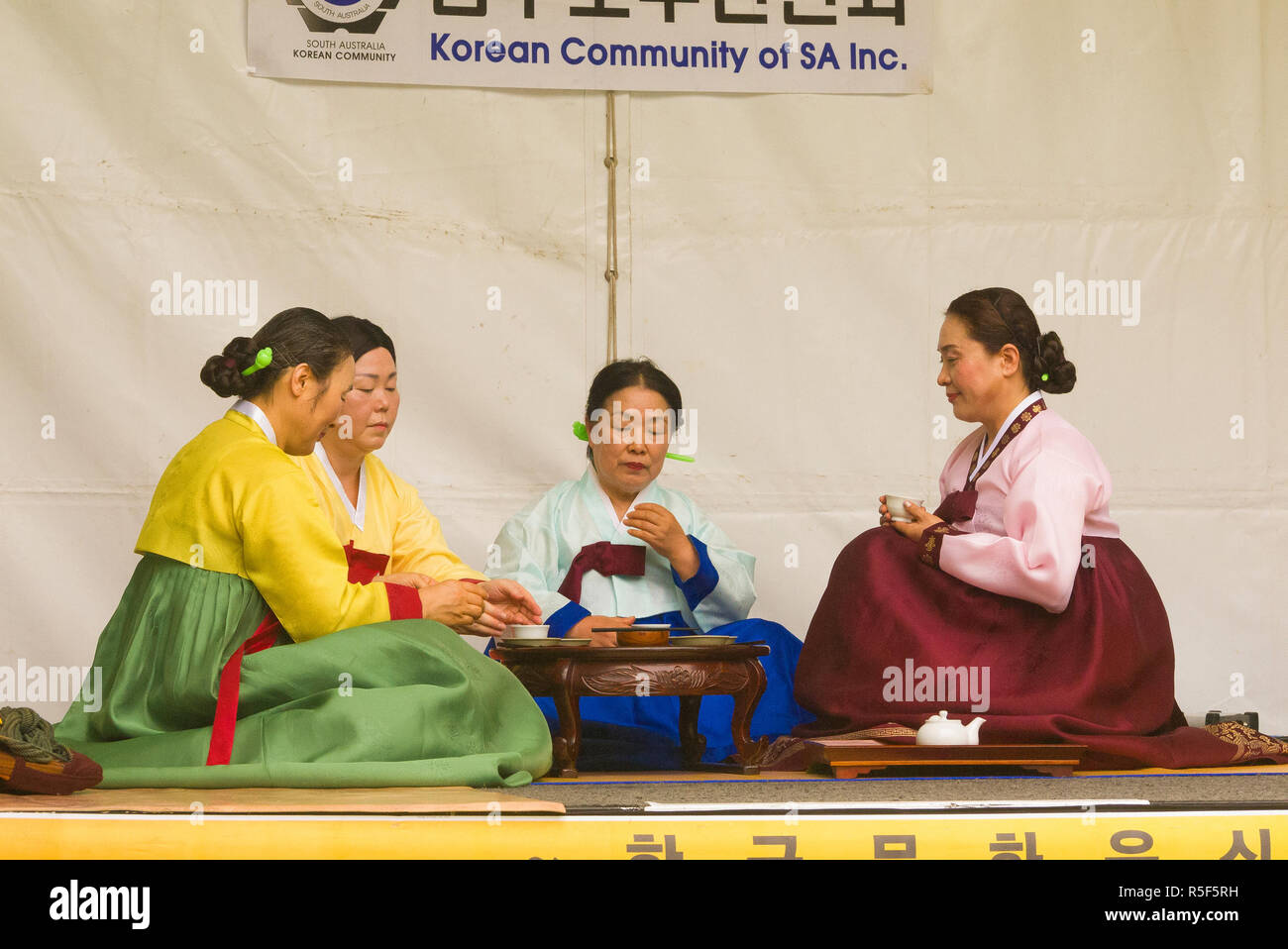 Un groupe de femmes participent à une cérémonie du thé à la culture coréenne et de l'Alimentation 2017 Festival à Adelaide, Australie du Sud, Australie. Banque D'Images