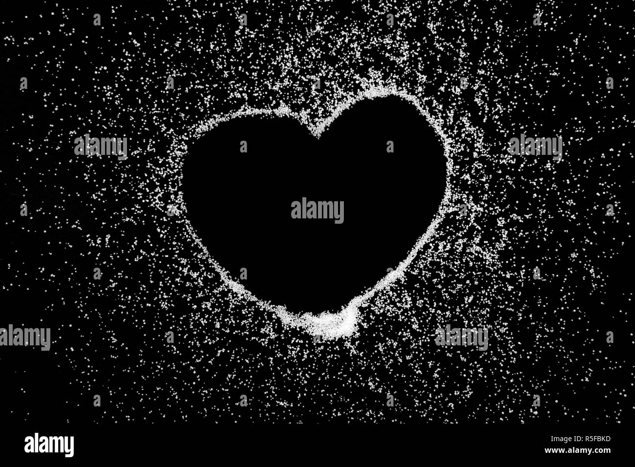 L Amour Vide Symbole Coeur Dessin De Doigt Sur La Poudre De Sel Blanc Sur Fond Noir St Valentines Day Romantique Vacances Concept Avec Place Pour Le Texte Copier L Espace Photo Stock