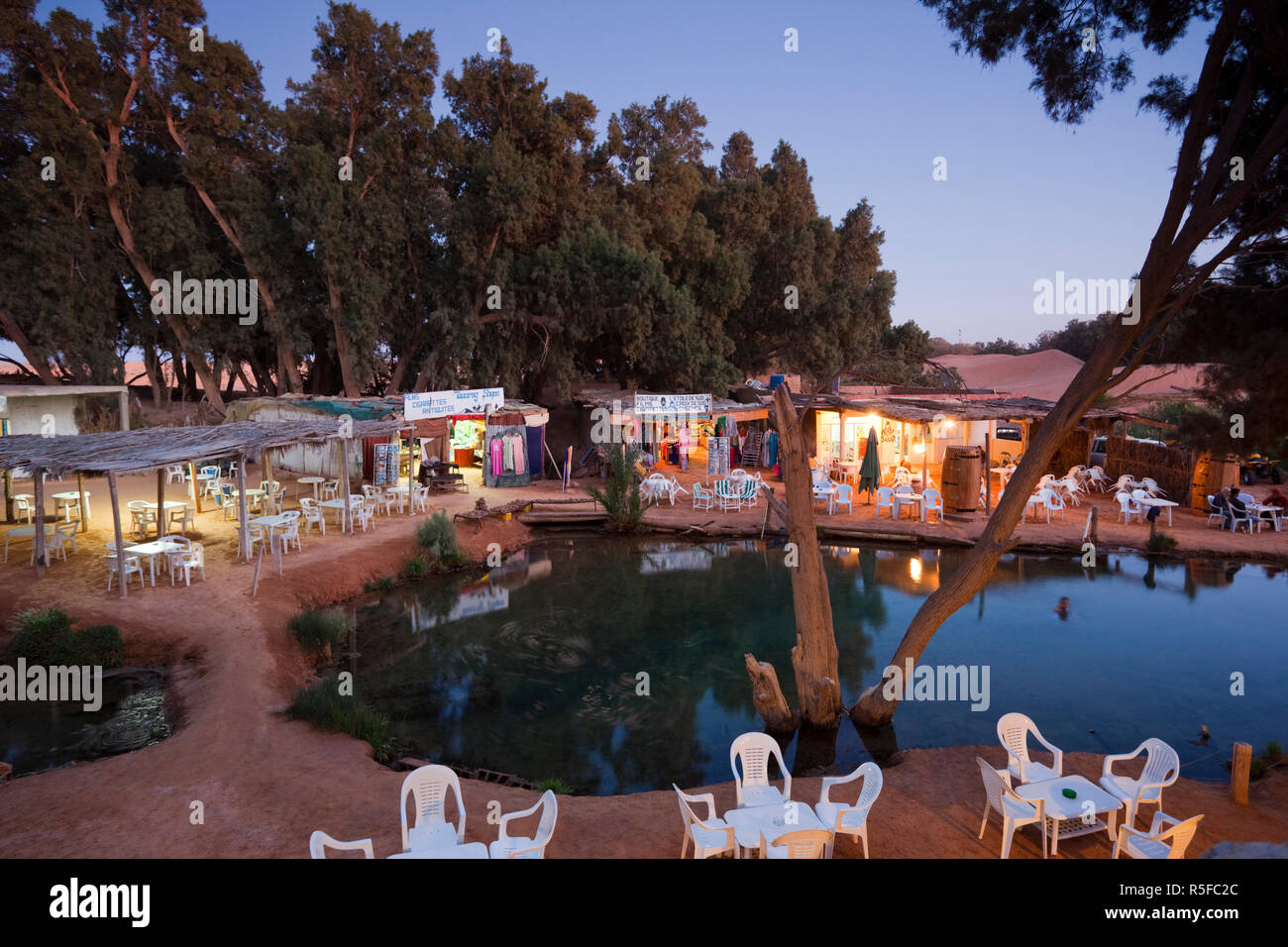 La Tunisie, Ksour, Ksar Ghilane, Grand Erg Oriental, au printemps et à l'oasis du désert cafés Banque D'Images